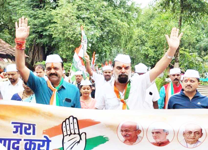 तिरंगा यात्रा में शामिल हुए छोटे-बड़े कांग्रेस नेता