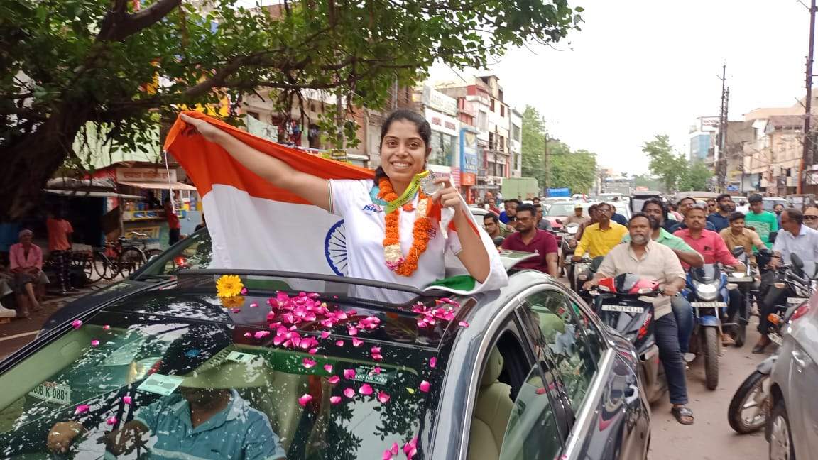 कॉमनवेल्थ गेम्स में सिल्वर मेडल जीत कर दुर्ग पहुंचीं आकर्षि के स्वागत में उमड़ा जनसैलाब कॉमनवेल्थ गेम्स में सिल्वर मेडल जीत कर दुर्ग पहुंचीं आकर्षि के स्वागत में उमड़ा जनसैलाब