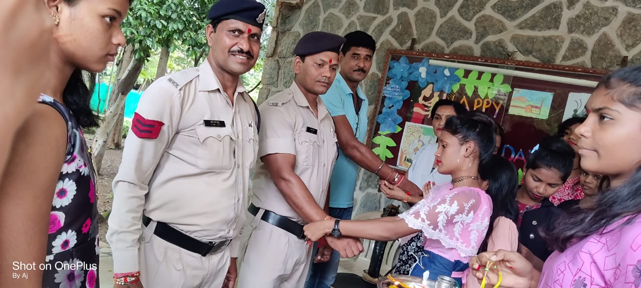 बालिका आश्रम और नारी निकेतन में पुलिस जवानों ने मनाई राखी बालिका आश्रम और नारी निकेतन में पुलिस जवानों ने मनाई राखी