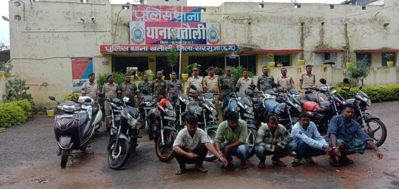 चोरी की 17 बाइक सहित 5 आरोपी गिरफ्तार चोरी की 17 बाइक सहित 5 आरोपी गिरफ्तार