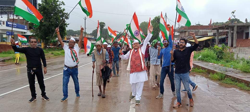 रिमझिम बारिश में विधायक ने आजादी के 75वें हीरक उत्सव तिरंगा पदयात्रा निकाली