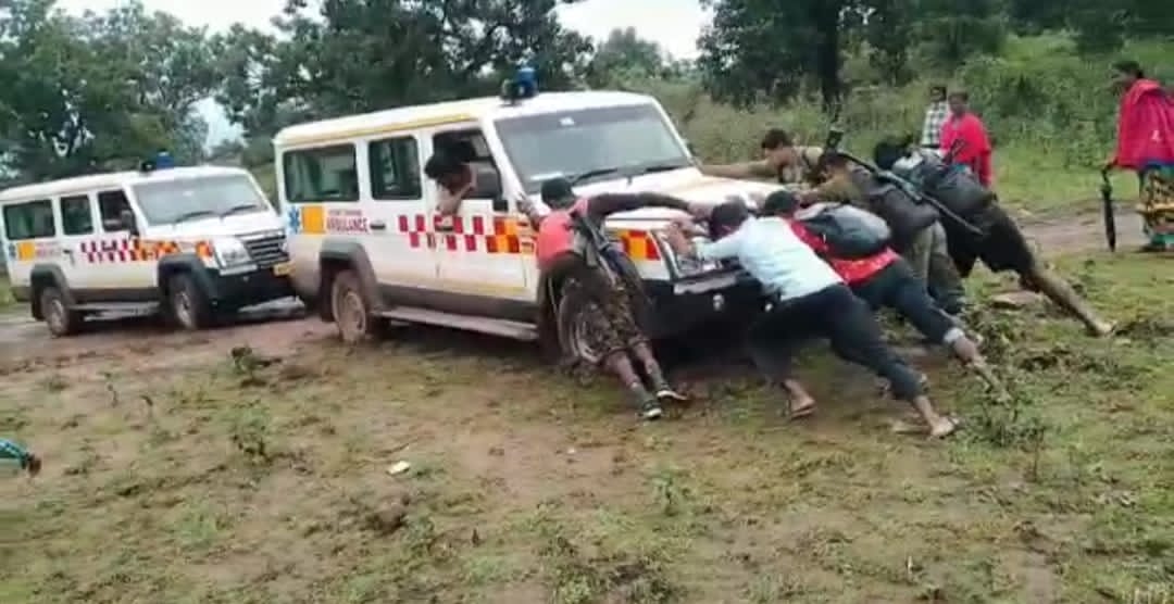 दलदल में फंसी एंबुलेंस को जवानों ने निकाला