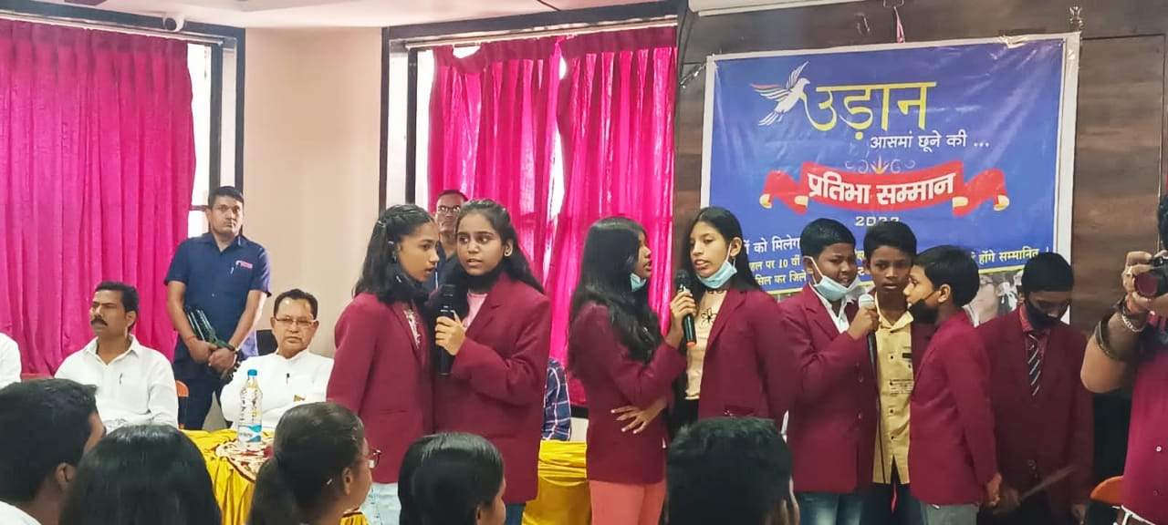 पैराडाइज स्कूल के मेधावी छात्र पुरस्कृत पैराडाइज स्कूल के मेधावी छात्र पुरस्कृत