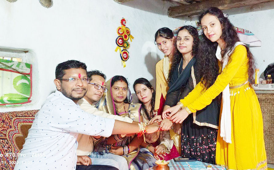 भाई-बहन का प्यार देख बारिश भी हो गई फीकी भाई-बहन का प्यार देख बारिश भी हो गई फीकी