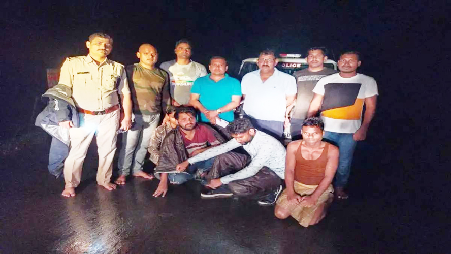 नाला पार करते 4 युवक बहे नाला पार करते 4 युवक बहे