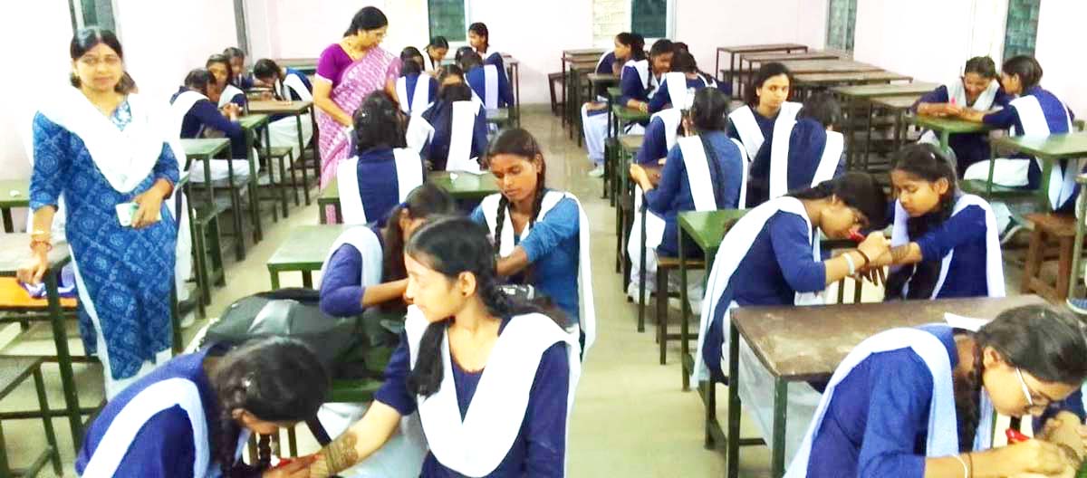 स्कूल में मेहंदी स्पर्धा, छात्रा रानी व सेजल ने बाजी मारी स्कूल में मेहंदी स्पर्धा, छात्रा रानी व सेजल ने बाजी मारी