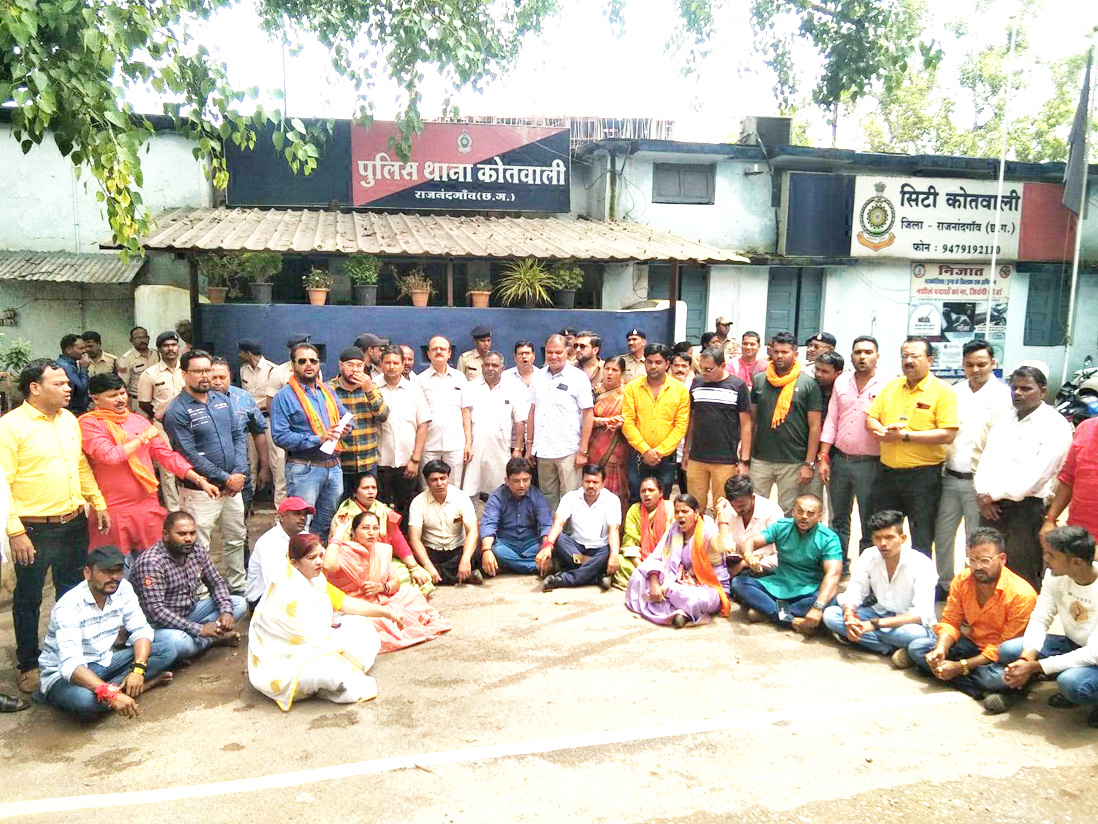 पार्षद पर तिरंगा अपमान प्रकरण, विरोध में भाजपा ने कोतवाली में दिया धरना पार्षद पर तिरंगा अपमान प्रकरण, विरोध में भाजपा ने कोतवाली में दिया धरना