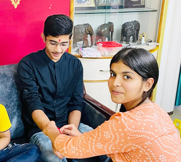 बहनों ने भाई को राखी बांधकर लिया सुरक्षा करने का संकल्प बहनों ने भाई को राखी बांधकर लिया सुरक्षा करने का संकल्प