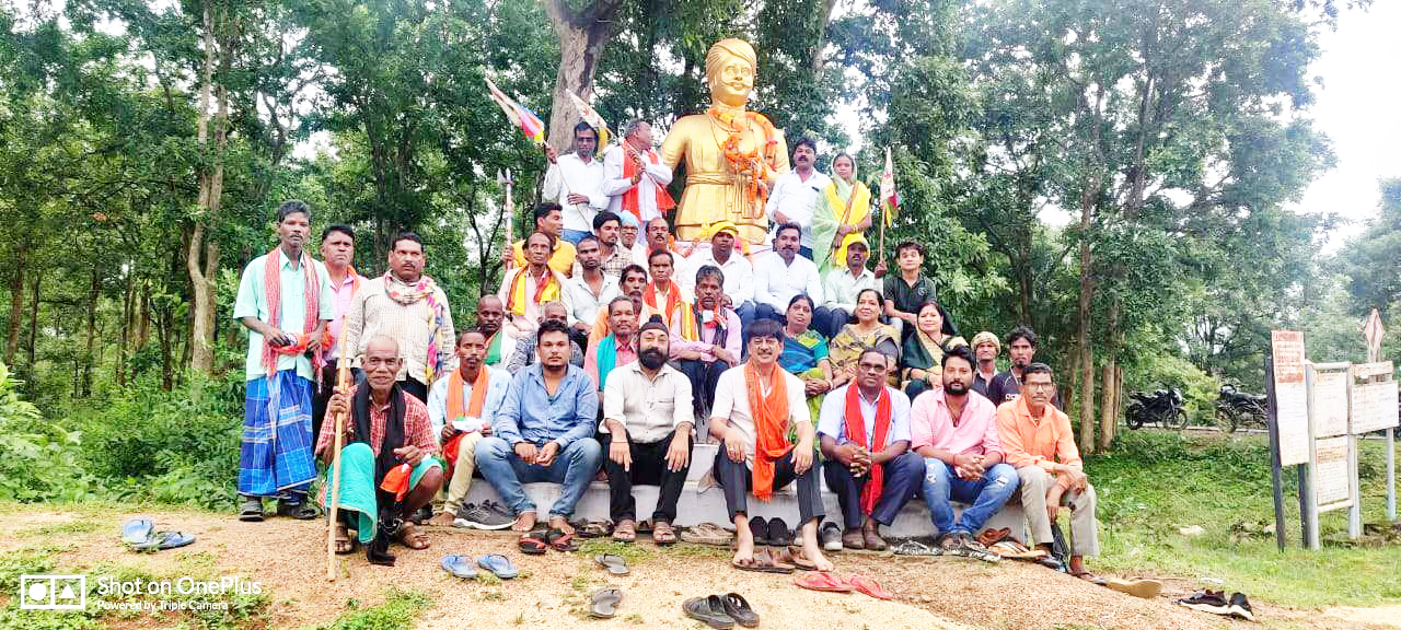 आदिवासी दिवस पर शहीद वीर नारायण को श्रद्धांजलि आदिवासी दिवस पर शहीद वीर नारायण को श्रद्धांजलि