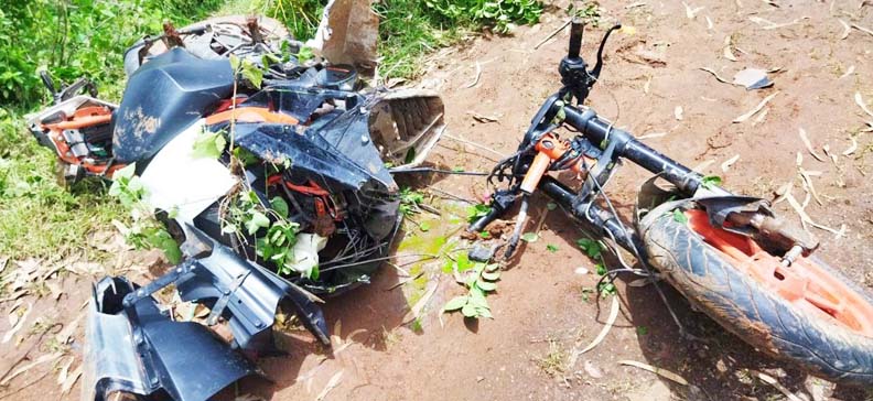 पोल से बाइक टकराई, युवक की मौत, एक गंभीर