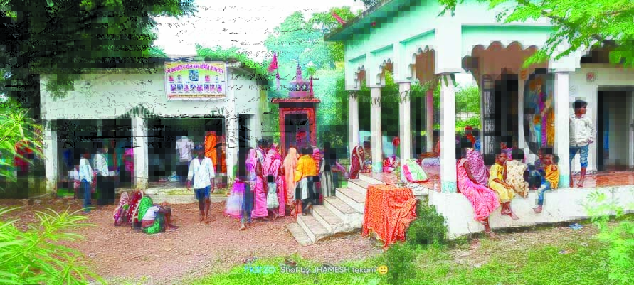 महामाया मंदिर प्रांगण बैजलपुर में महादेव की पूजा-अर्चना महामाया मंदिर प्रांगण बैजलपुर में महादेव की पूजा-अर्चना