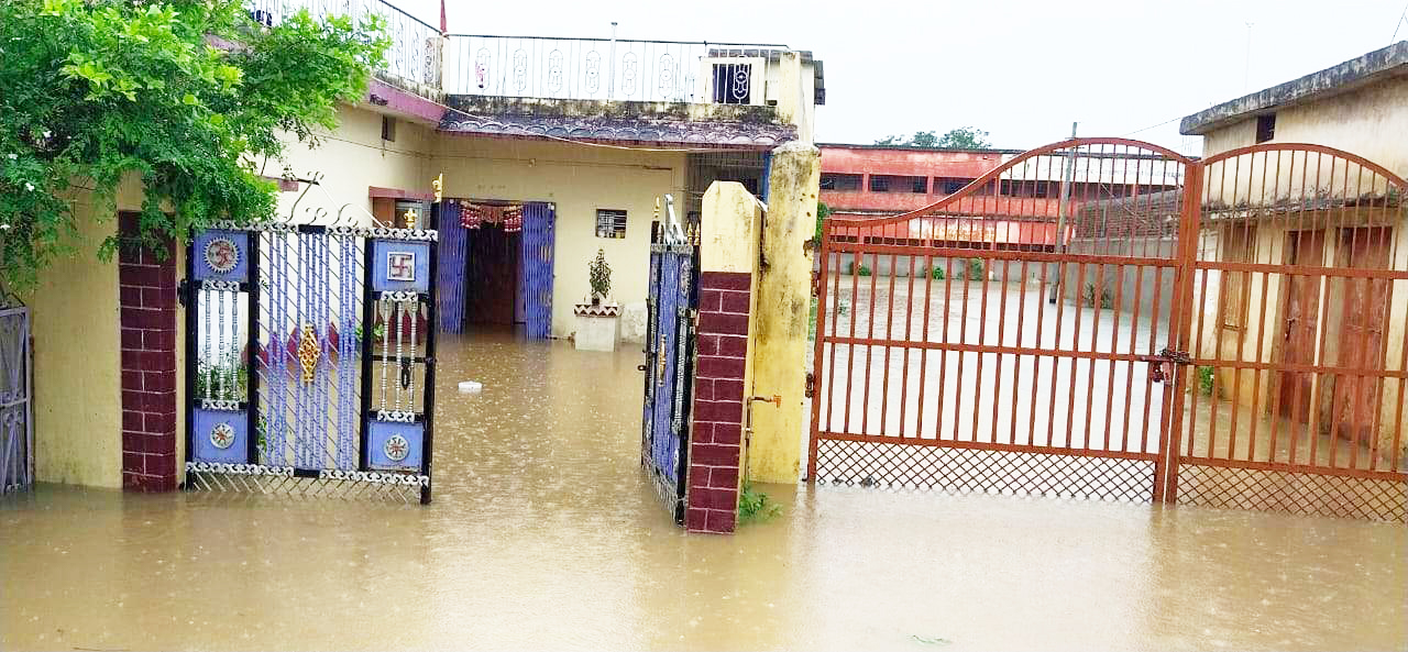 बोड़ला में आफत की बारिश, दफ्तर, स्कूल में पानी-पानी, लोग हलाकान बोड़ला में आफत की बारिश, दफ्तर, स्कूल में पानी-पानी, लोग हलाकान