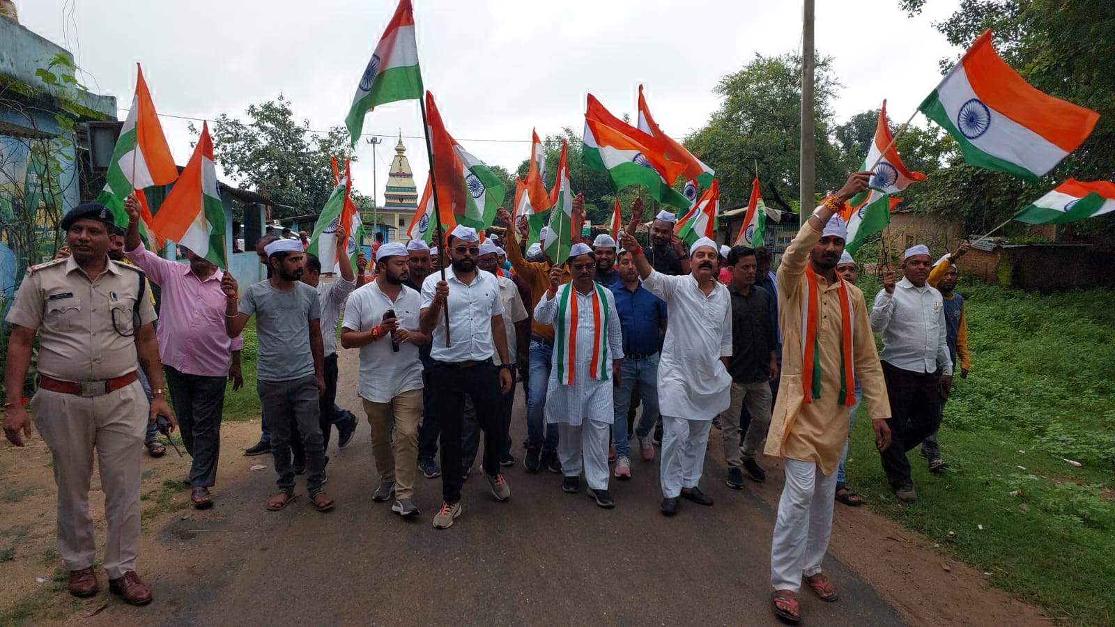 कांग्रेस ने निकाली तिरंगा यात्रा