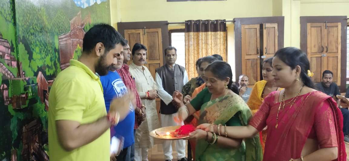 सीआईएसएफ व जिला पुलिस बल के जवानों को बांधी राखी सीआईएसएफ व जिला पुलिस बल के जवानों को बांधी राखी