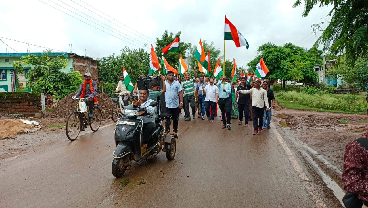 घर-घर तिरंगा लहराने आम और खास में मची होड़ घर-घर तिरंगा लहराने आम और खास में मची होड़