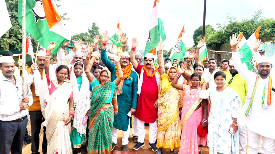 आजादी की गौरव यात्रा तिरंगा ध्वज लिऐ चौथे दिन नगरनार ब्लॉक के चोकावाड़ा पंचायत से प्रारंभ हुई 