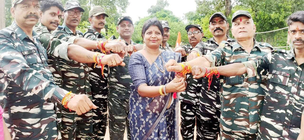 सीआरपीएफ कैंप के जवानों को रक्षा सूत्र बांधी गई सीआरपीएफ कैंप के जवानों को रक्षा सूत्र बांधी गई