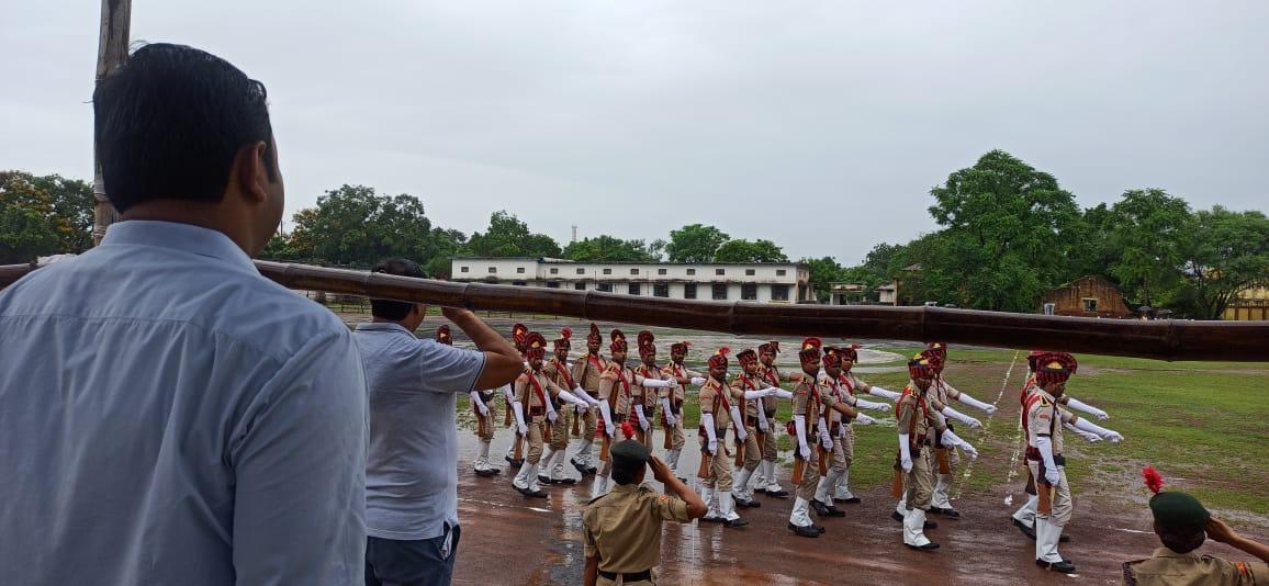 बरसते पानी के बीच स्वतंत्रता दिवस समारोह का अंतिम अभ्यास बरसते पानी के बीच स्वतंत्रता दिवस समारोह का अंतिम अभ्यास