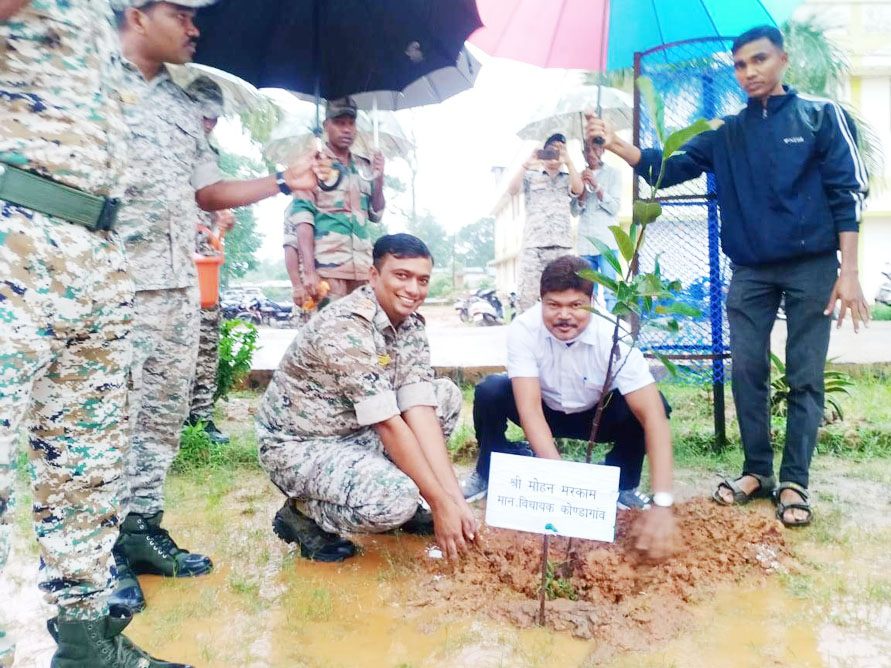 आदिवासी समाज ने पुलिस के साथ किया पौधारोपण आदिवासी समाज ने पुलिस के साथ किया पौधारोपण