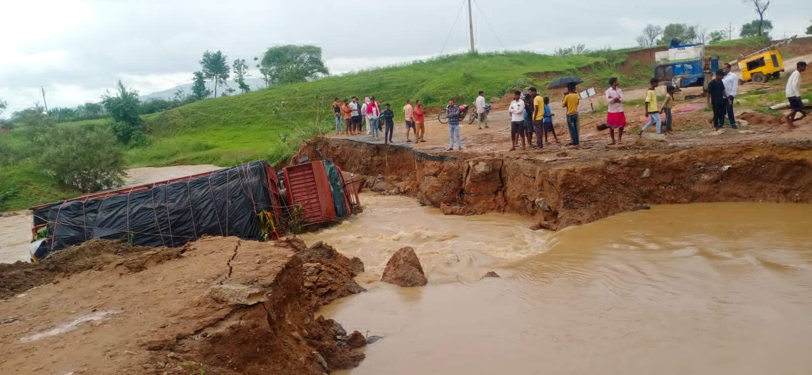 मूसलाधार बारिश: ट्रक सहित पुलिया बहा अंबिकापुर बिलासपुर हाइवे पर आवागमन बंद