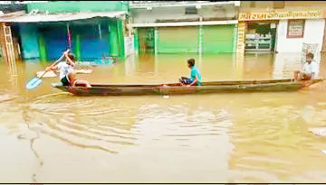 बारिश, कई बस्तियां जलमग्न, गलियों मेें चलने लगी नाव बारिश, कई बस्तियां जलमग्न, गलियों मेें चलने लगी नाव