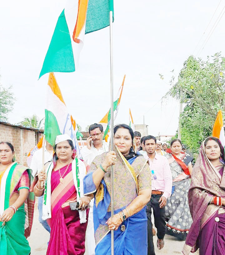 नफरत छोड़ो भारत जोड़ो का नारा लगाते कांग्रेसी तिरंगा लिए भखारा पहुंचे   