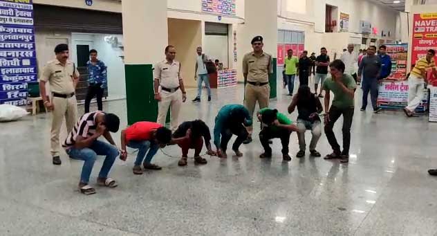यात्रियों से ओवररेट वसूलने वाले तीन ट्रैवल्स के कर्मियों का निकाला जुलूस, गिरफ्तार यात्रियों से ओवररेट वसूलने वाले तीन ट्रैवल्स के कर्मियों का निकाला जुलूस, गिरफ्तार