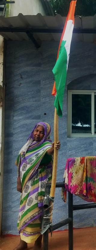 जनसहयोग से बनाया पक्का मकान, मालती लहरा रही हैं तिरंगा जनसहयोग से बनाया पक्का मकान, मालती लहरा रही हैं तिरंगा