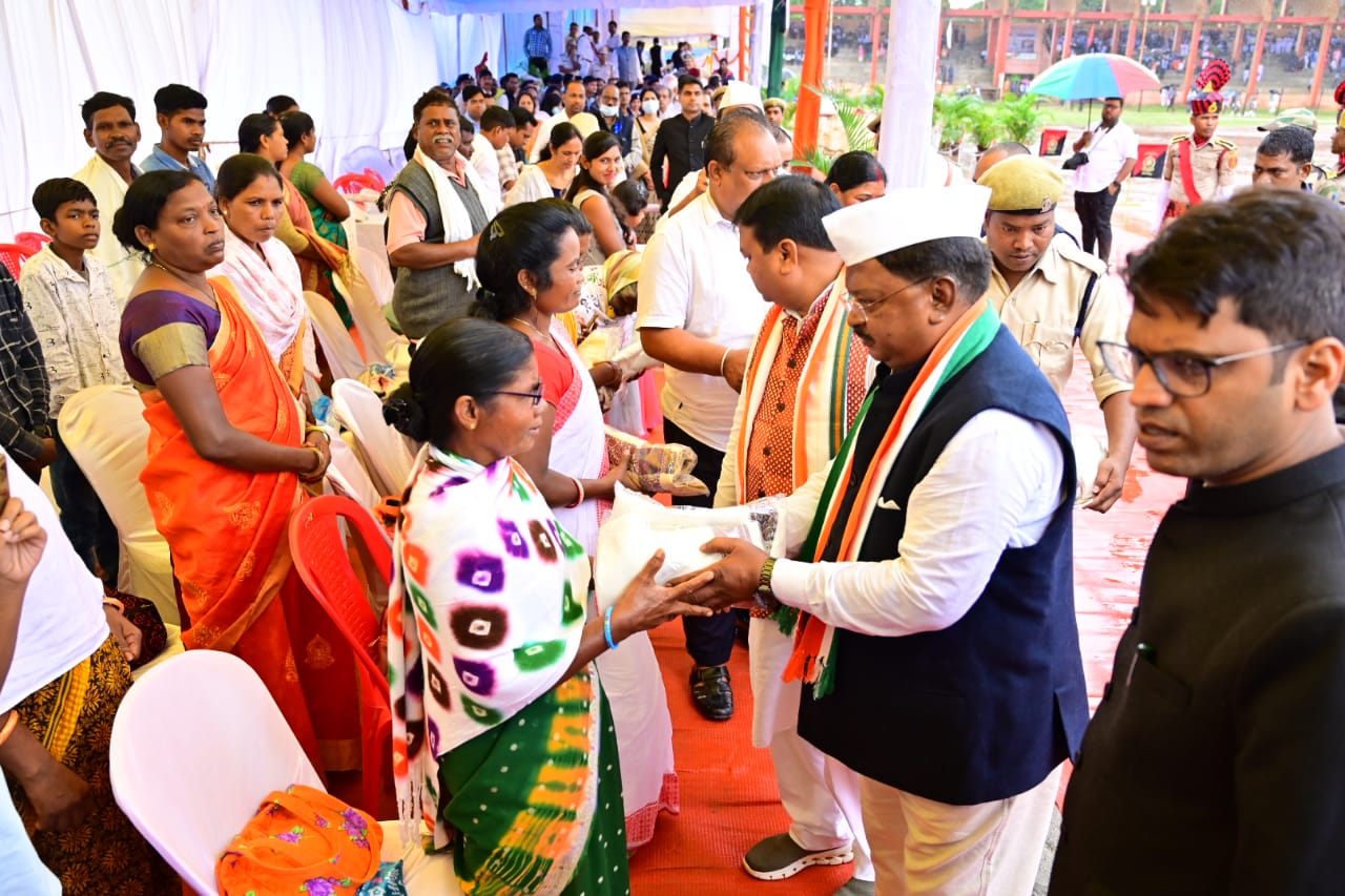 संसदीय सचिव ने शहीद जवानों के परिजनों को शॉल, श्रीफल देकर किया सम्मानित