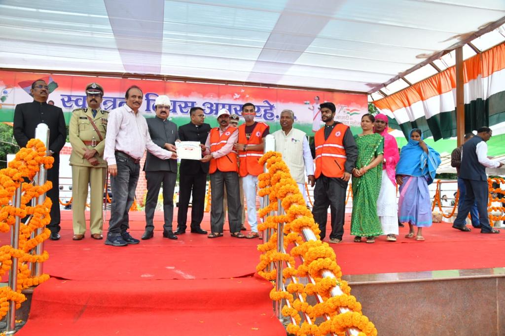 कोरोना काल के दौरान किये गए कार्यो को लेकर रेडक्रॉस के सदस्यों का किया गया सम्मान