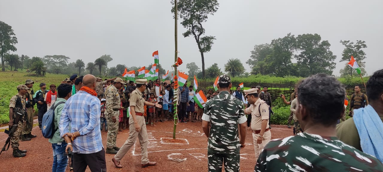 75 वर्षीय बुजुर्ग ने चांदामेटा कैम्प में फहराया तिरंगा झंडा