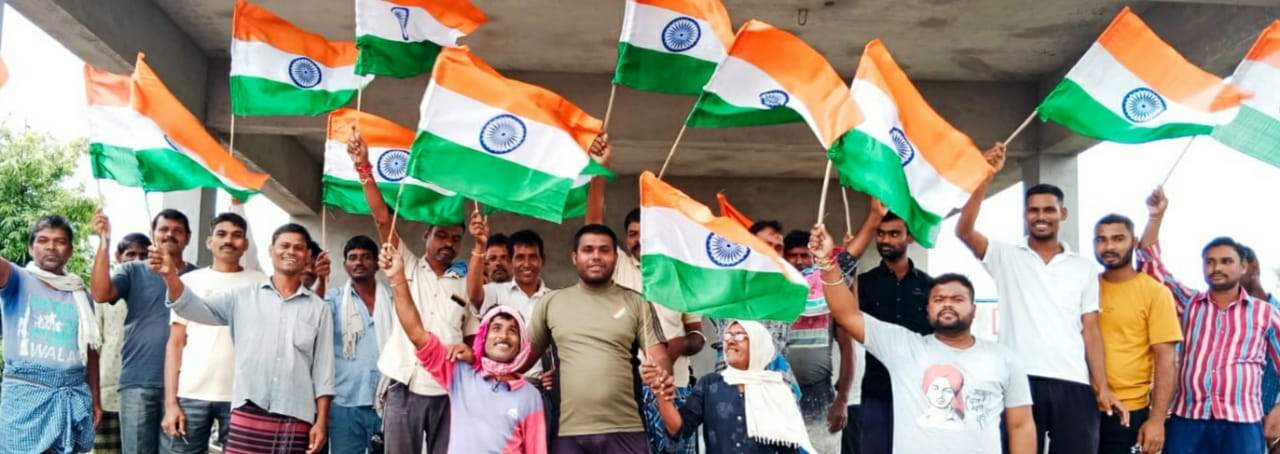 देशप्रेम का नारा लगाते भालुकोना में निकली तिरंगा यात्रा