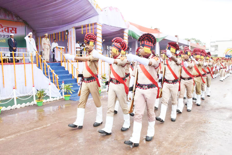 संसदीय सचिव शकुंतला ने किया ध्वजारोहण, उत्कृष्ट कार्य करने वाले सम्मानित