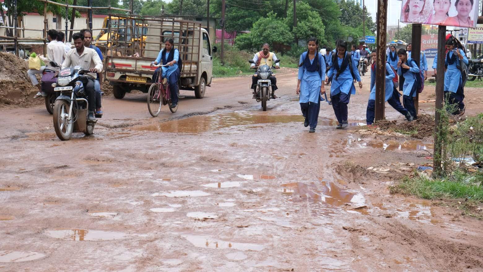 बारिश थमी 12 घंटे बाद भी सडक़ों पर भरा पानी बारिश थमी 12 घंटे बाद भी सडक़ों पर भरा पानी