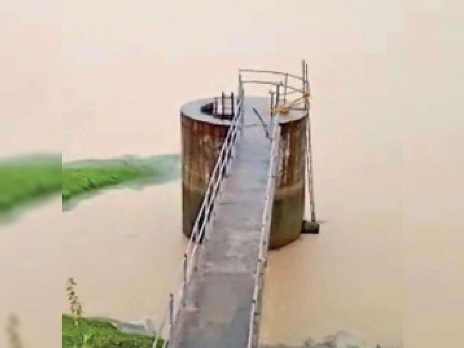 महानदी के पानी साथ रेत-कचरा इंटकवेल के मुख्य वॉल में जमा महानदी के पानी साथ रेत-कचरा इंटकवेल के मुख्य वॉल में जमा