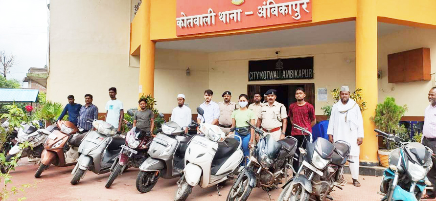 2 लैपटॉप, 220 मोबाइल और 28 वाहन, 2 ट्रक भी मालिकों को सौंपा