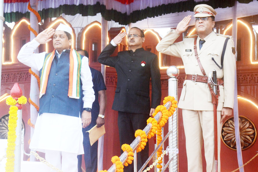 मंत्री डॉ. डहरिया ने किया ध्वजारोहण, ली परेड की सलामी