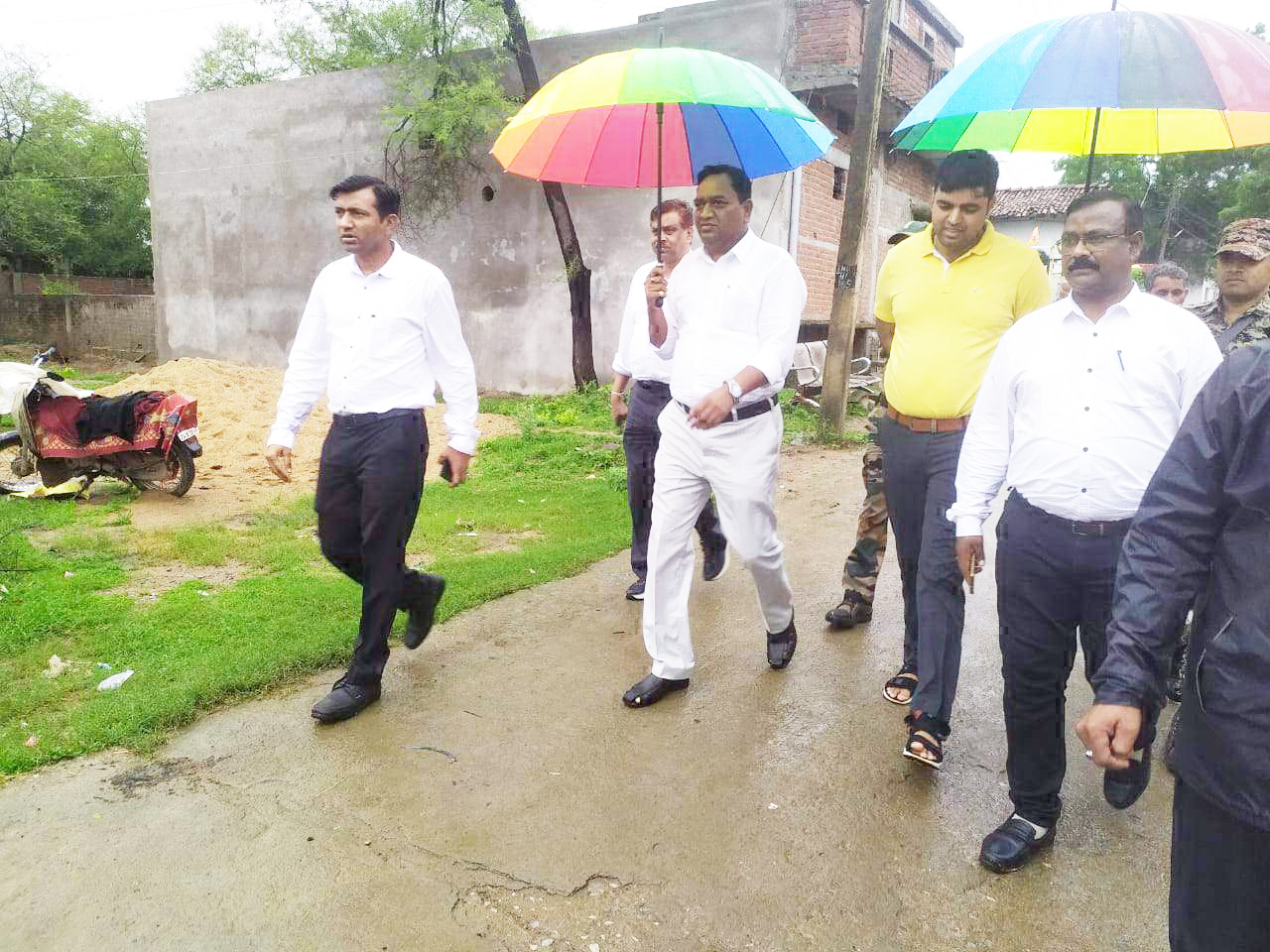 कलेक्टर ने बाढ़ प्रभावित क्षेत्रों का किया मुआयना कलेक्टर ने बाढ़ प्रभावित क्षेत्रों का किया मुआयना
