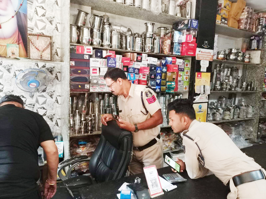 एक ही रात में चार दुकानों में लाखों की चोरी