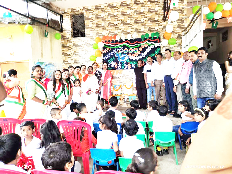 लायंस क्लब मिडटाउन ने विभिन्न स्थानों पर किया ध्वजारोहण