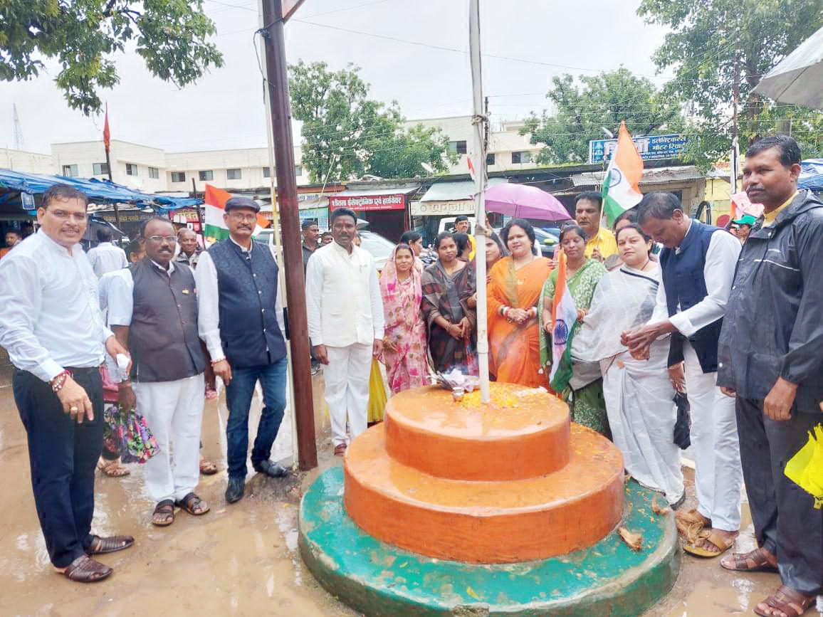 नगर के हृदय स्थल में पिंकी ने झंडा फहराया