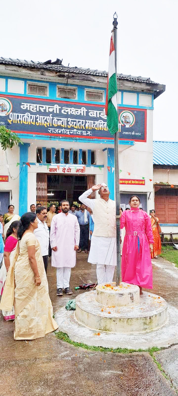 आयोग सदस्य ने शाला में किया ध्वजारोहण आयोग सदस्य ने शाला में किया ध्वजारोहण