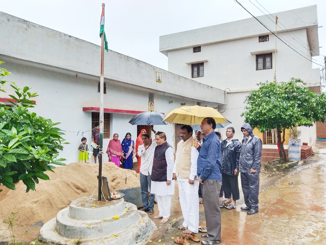 अभनपुर में जगह-जगह ध्वजारोहण अभनपुर में जगह-जगह ध्वजारोहण