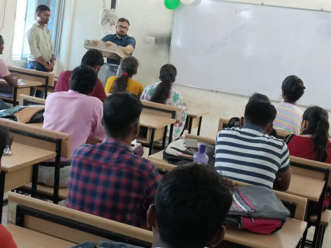 कलेक्टर ने लक्ष्य के छात्रों को दी प्रेरणा