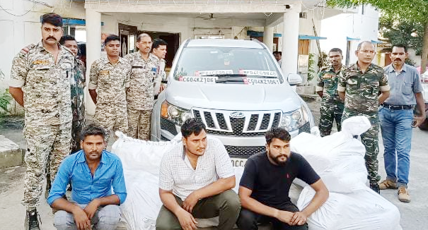 लग्जरी कार से 21 लाख का गांजा जब्त, यूपी के 3 बंदी