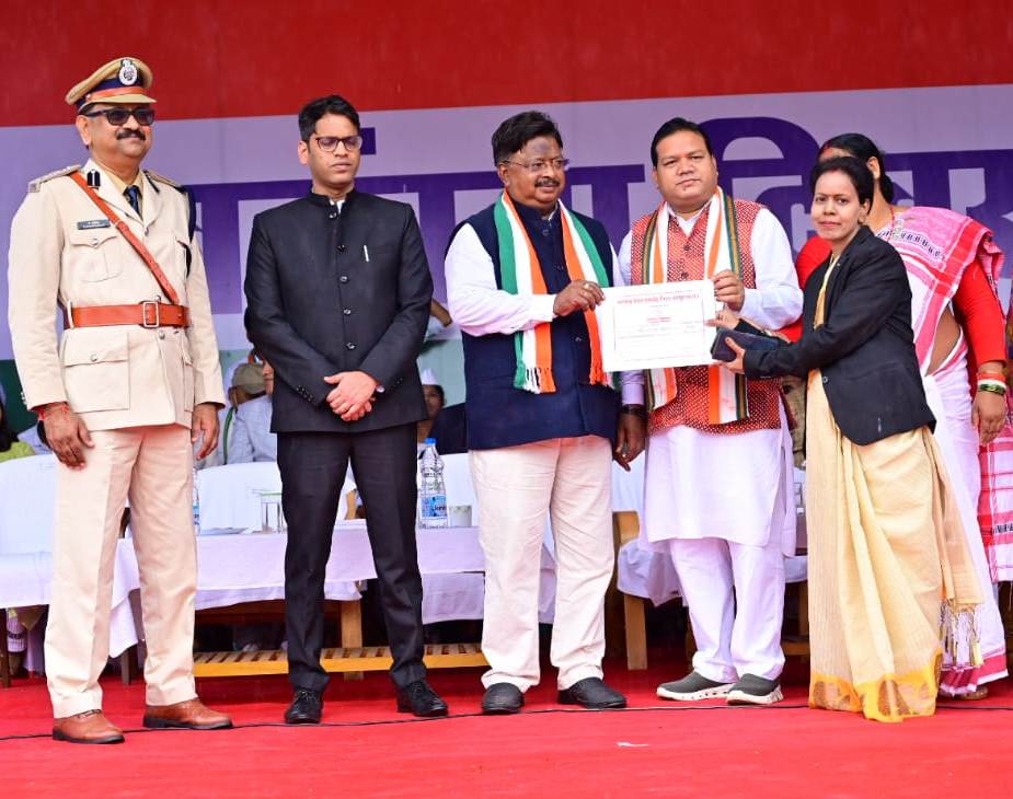 संसदीय सचिव मिंज ने सिदार को किया सम्मानित