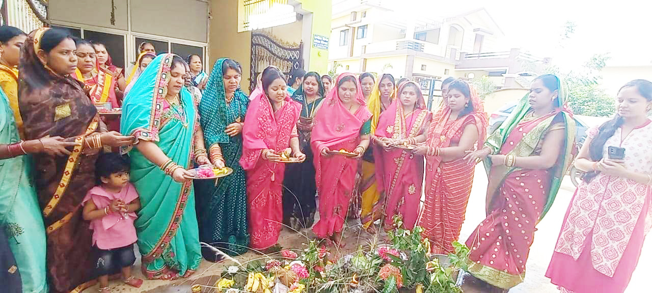 संतान की दीर्घायु के लिए माताओं ने रखा व्रत संतान की दीर्घायु के लिए माताओं ने रखा व्रत