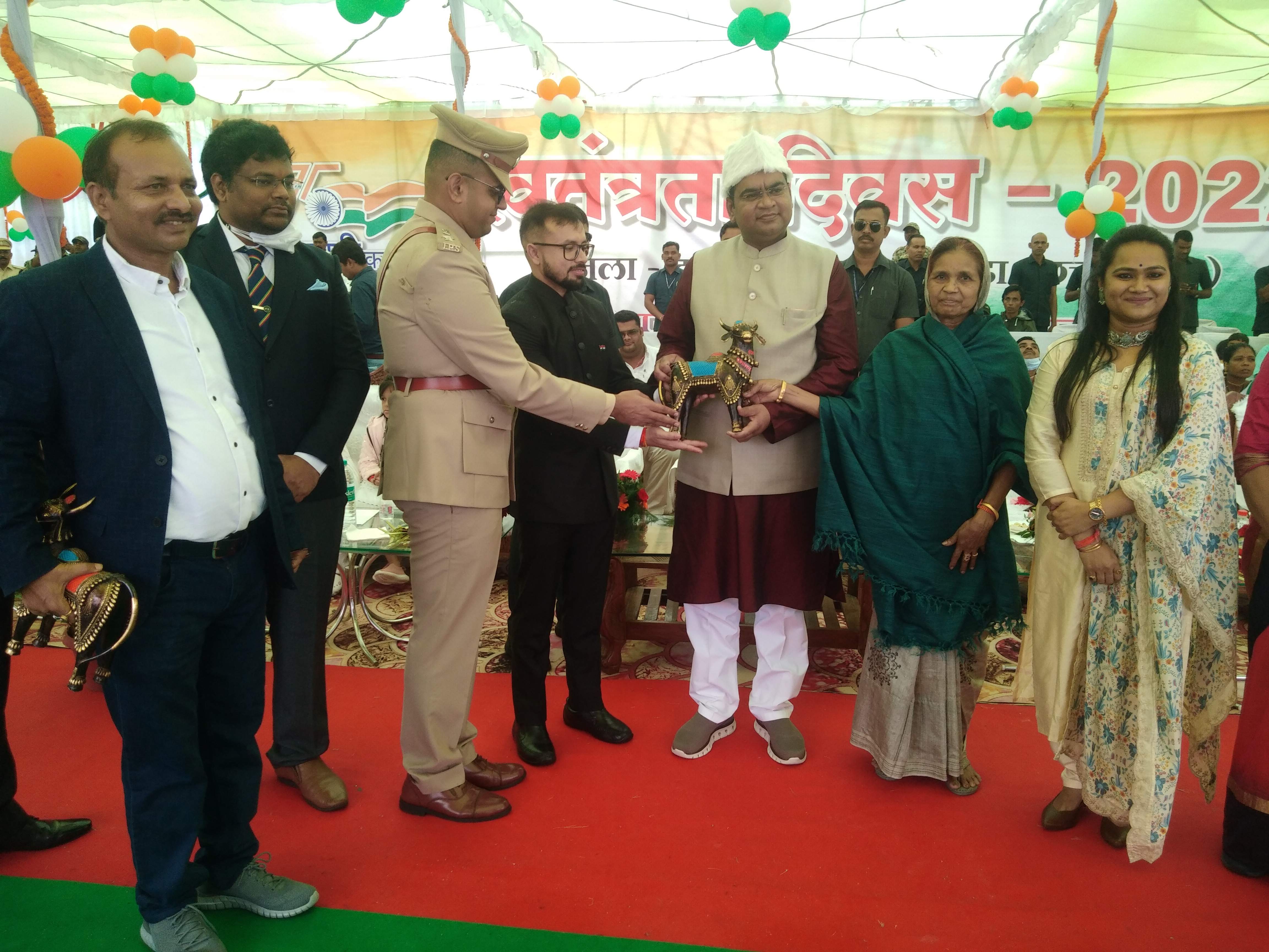 मुख्य अतिथि को स्मृति चिन्ह भेंट मुख्य अतिथि को स्मृति चिन्ह भेंट