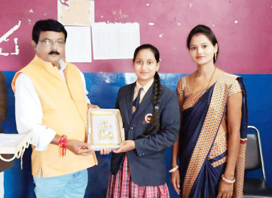 प्रोविडेंस इंग्लिश मीडियम हाईस्कूल नगरी में विकल गुप्ता ने ध्वजारोहण किया