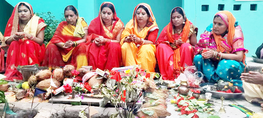 संतान की दीर्घायु के लिए माताओं ने रखा व्रत संतान की दीर्घायु के लिए माताओं ने रखा व्रत